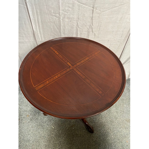 46 - AN EXCELLENT CIRCULAR MAHOGANY INLAID SILVER TABLE, the top with moulded edge and inlaid to centre, ... 