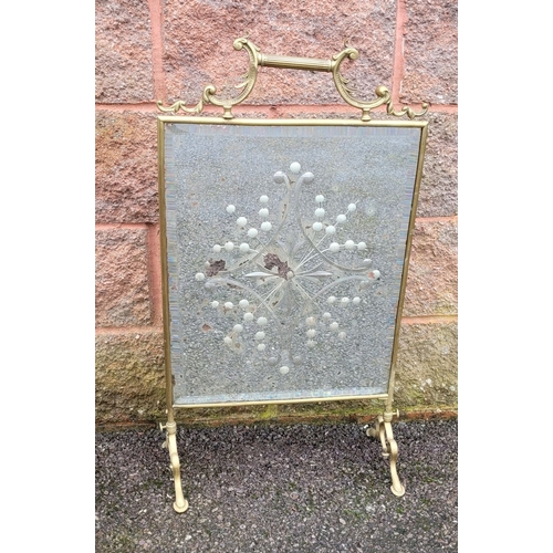 58 - A GOOD ANTIQUE BRASS FRAMED MIRRORED FIRE SCREEN, with a raised reeded bar handle to the top support... 