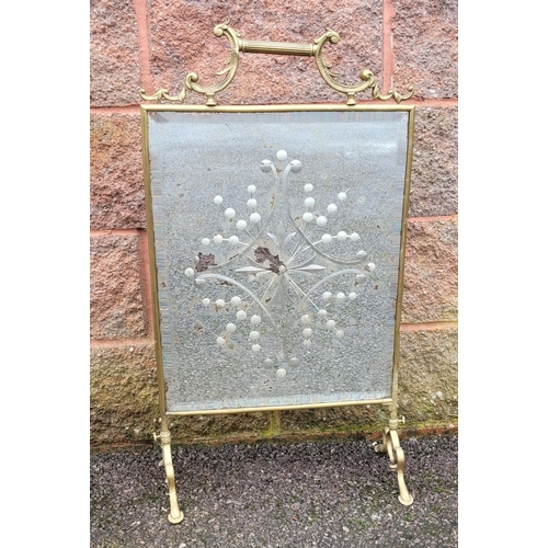 58 - A GOOD ANTIQUE BRASS FRAMED MIRRORED FIRE SCREEN, with a raised reeded bar handle to the top support... 