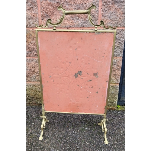 58 - A GOOD ANTIQUE BRASS FRAMED MIRRORED FIRE SCREEN, with a raised reeded bar handle to the top support... 