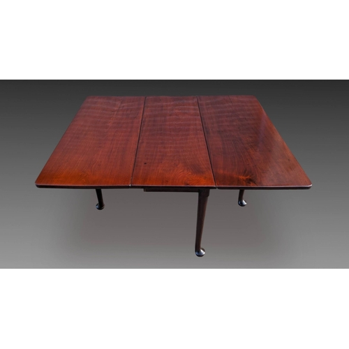 62 - A VERY GOOD QUALITY 18TH CENTURY IRISH GEORGIAN MAHOGANY DROP LEAF TABLE, raised on a rounded leg wi... 