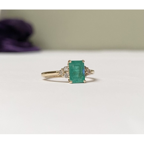 64 - A STRIKING 14CT YELLOW GOLD EMERALD AND DIAMOND SEVEN STONE RING, with central emerald cut natural b... 