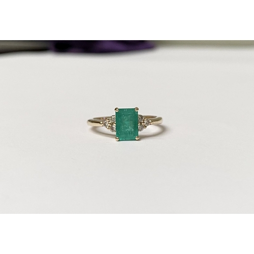 64 - A STRIKING 14CT YELLOW GOLD EMERALD AND DIAMOND SEVEN STONE RING, with central emerald cut natural b... 