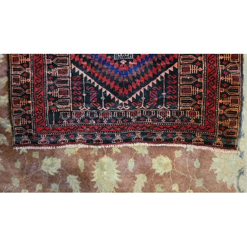 70 - A VERY GOOD QUALITY WOOVEN NEAT SIZED BALUCH FLOOR RUG, with triple diamond shaped medallions to the... 