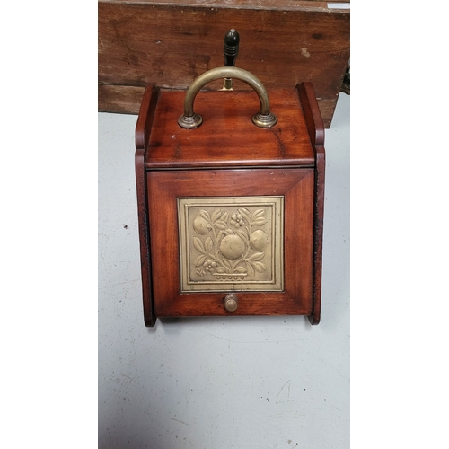 71 - A MAHOGANY COAL BOX WITH BRASS PANEL AND SHOVEL, 34cm x 7cm x 32cm high