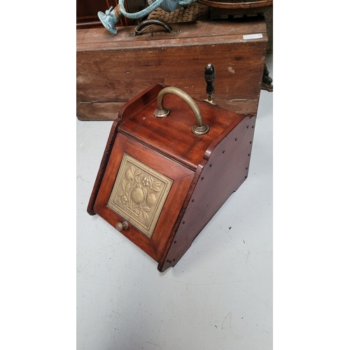 71 - A MAHOGANY COAL BOX WITH BRASS PANEL AND SHOVEL, 34cm x 7cm x 32cm high