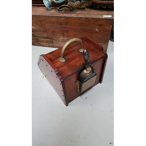 71 - A MAHOGANY COAL BOX WITH BRASS PANEL AND SHOVEL, 34cm x 7cm x 32cm high