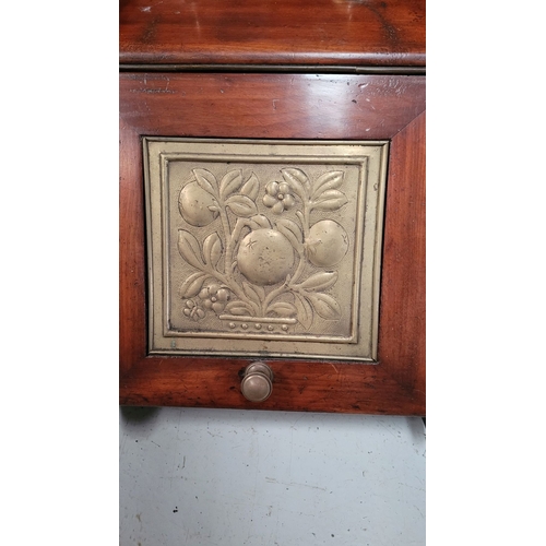 71 - A MAHOGANY COAL BOX WITH BRASS PANEL AND SHOVEL, 34cm x 7cm x 32cm high