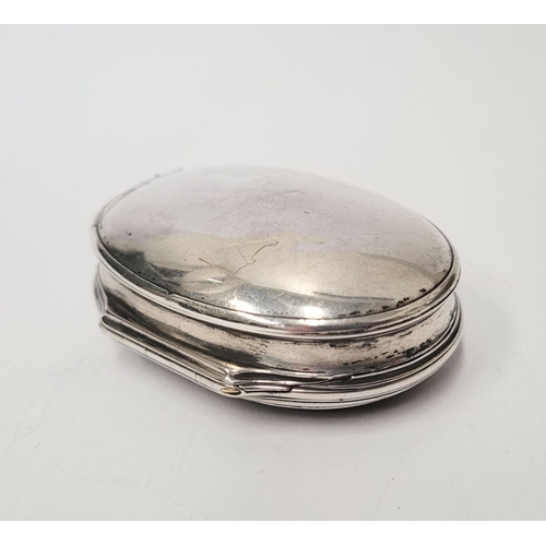 74 - A LATE 18TH CENTURY GEORGIAN OVAL SHAPED AGATE TOPPED SILVER BOX, circa 1770. With reed detail to th... 