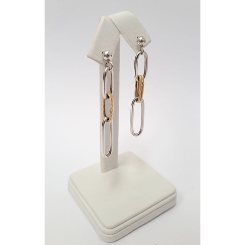 86 - A LOVELY PAIR OF BESPOKE 18CT YELLOW GOLD & STERL@ING SILVER DROP EARRINGS, paper-clip design, marke... 