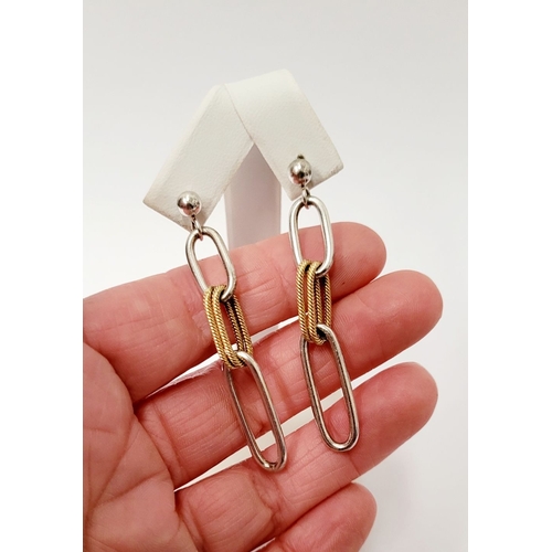 86 - A LOVELY PAIR OF BESPOKE 18CT YELLOW GOLD & STERL@ING SILVER DROP EARRINGS, paper-clip design, marke... 