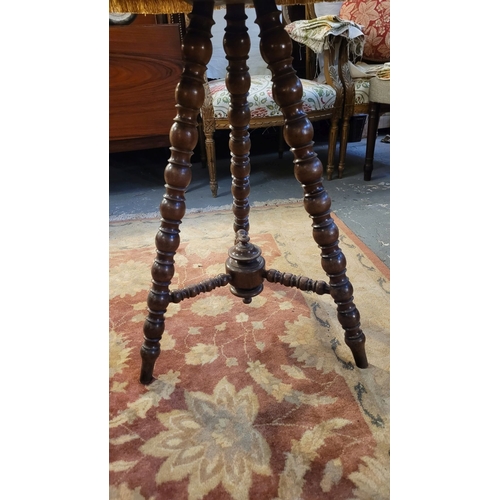 90 - A GOOD QUALITY CIRCULAR ‘GYPSY’ OAK BASED TABLE, with circular green baize covered top finished with... 