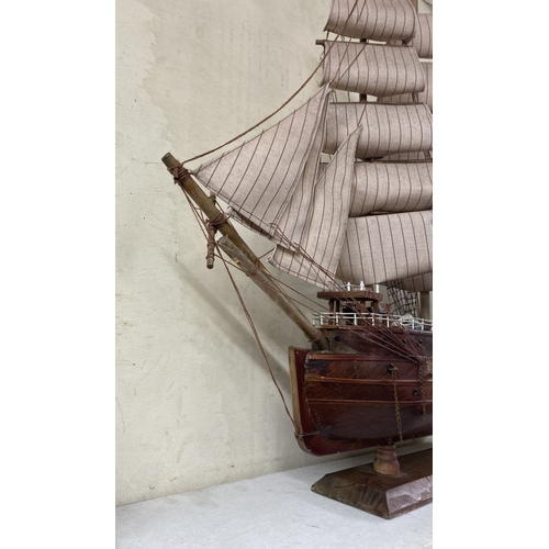 96 - AN EXCELLENT VINTAGE SHIP MODEL, of the 18th Century Spanish ‘Confection’, expertly made with label ... 