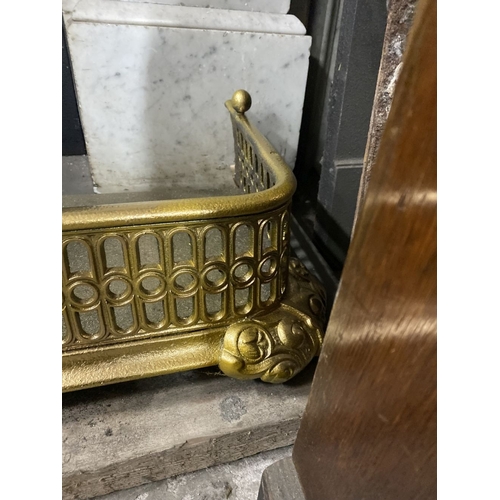 98 - A FINE 19TH CENTURY GILT CAST IRON FIRE FENDER, with pierced design to gallery rail and decorative s... 