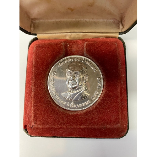 148 - A COMMEMORATIVE EAMON DE VALERA IRISH SILVER MEDALLION, featuring embossed de Valera bust on obverse... 