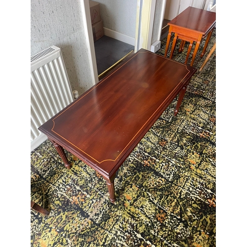 307 - A LOW RISE INLAID COFFEE TABLE, with fluted turned legs and simple satinwood string inlaid detail to... 