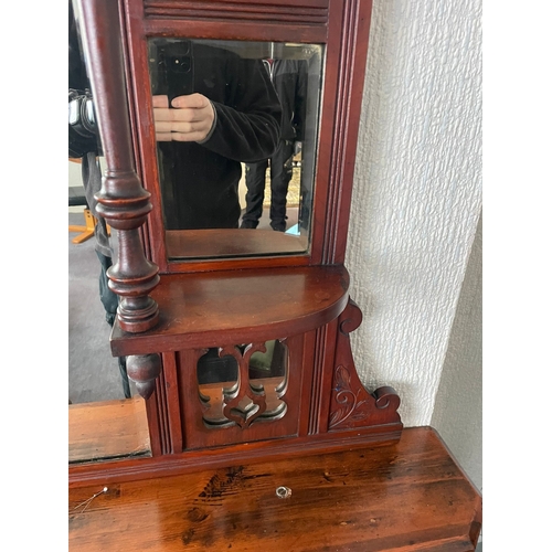 314 - A GOOD QUALITY EARLY 20TH CENTURY OVER MANTLE MIRROR, with turned finial details and carved design. ... 