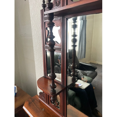 314 - A GOOD QUALITY EARLY 20TH CENTURY OVER MANTLE MIRROR, with turned finial details and carved design. ... 