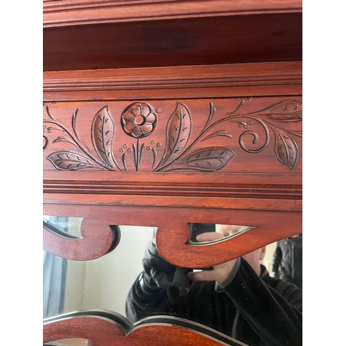 314 - A GOOD QUALITY EARLY 20TH CENTURY OVER MANTLE MIRROR, with turned finial details and carved design. ... 