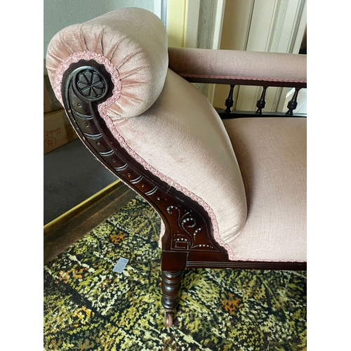 315 - A LATE 19TH / EARLY 20TH CENTURY DAY BED / CHAISE LOUNGE, with a scroll shaped rest to the left and ... 