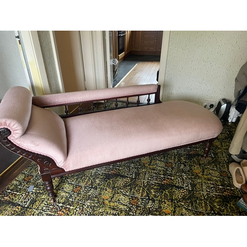 315 - A LATE 19TH / EARLY 20TH CENTURY DAY BED / CHAISE LOUNGE, with a scroll shaped rest to the left and ... 