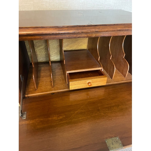 316 - A GOOD QUALITY FALL FRONT SECRETAIRE OF NEAT SIZE, with compartmented interior having a single drawe... 