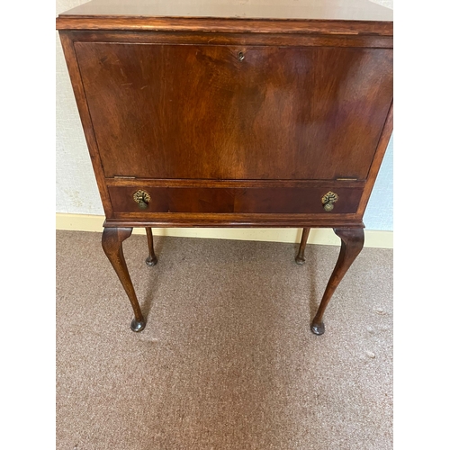 316 - A GOOD QUALITY FALL FRONT SECRETAIRE OF NEAT SIZE, with compartmented interior having a single drawe... 