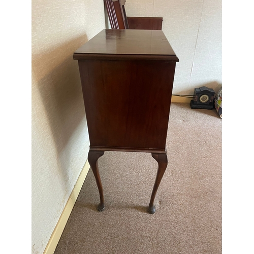 316 - A GOOD QUALITY FALL FRONT SECRETAIRE OF NEAT SIZE, with compartmented interior having a single drawe... 