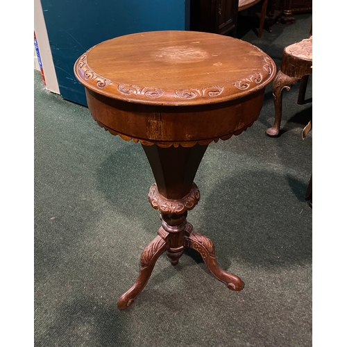 320 - A FINE 19TH CENTURY SEWING/WORKS TABLE, this Victorian trumpet work/sewing table has a round top wit... 