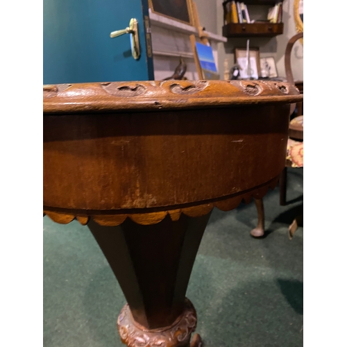 320 - A FINE 19TH CENTURY SEWING/WORKS TABLE, this Victorian trumpet work/sewing table has a round top wit... 