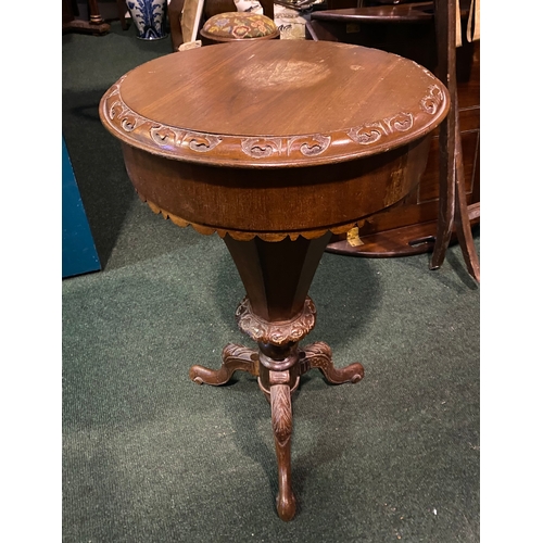 320 - A FINE 19TH CENTURY SEWING/WORKS TABLE, this Victorian trumpet work/sewing table has a round top wit... 