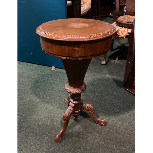 320 - A FINE 19TH CENTURY SEWING/WORKS TABLE, this Victorian trumpet work/sewing table has a round top wit... 