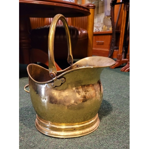 34 - A VERY GOOD QUALITY COAL SCUTTLE, with a swing handle and broad spout, raised on a circular base. In... 