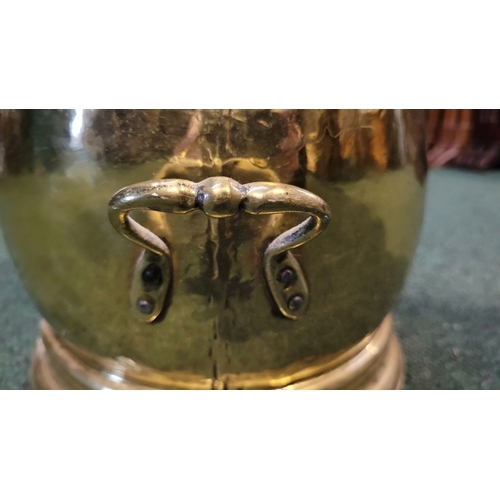 34 - A VERY GOOD QUALITY COAL SCUTTLE, with a swing handle and broad spout, raised on a circular base. In... 