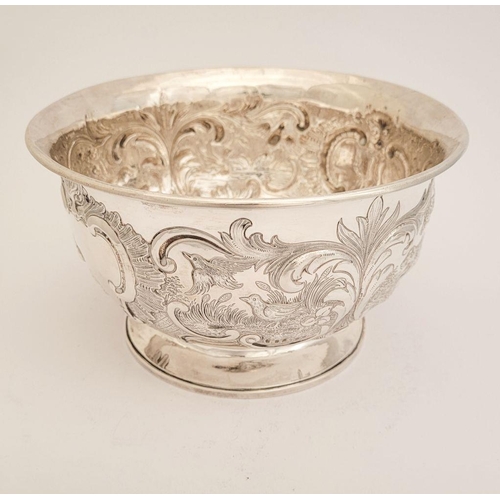 28 - A VERY FINELY CRAFTED MID 19TH CENTURY IRISH SILVER CENTRE BOWL, decorated with beautiful chased det... 