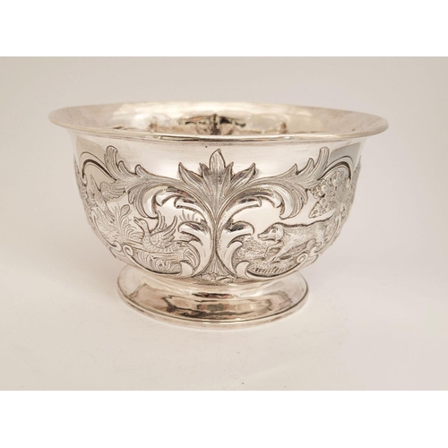 28 - A VERY FINELY CRAFTED MID 19TH CENTURY IRISH SILVER CENTRE BOWL, decorated with beautiful chased det... 