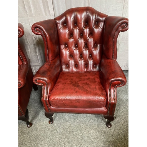 47 - A VERY GOOD QUALITY PAIR OF LEATHER WING BACK CHESTERFIELD STYLE ARMCHAIRS / LIBRARY CHAIRS, with ar... 