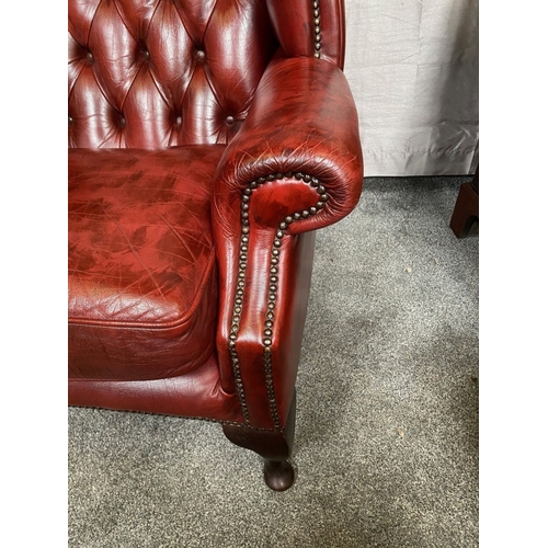 47 - A VERY GOOD QUALITY PAIR OF LEATHER WING BACK CHESTERFIELD STYLE ARMCHAIRS / LIBRARY CHAIRS, with ar... 