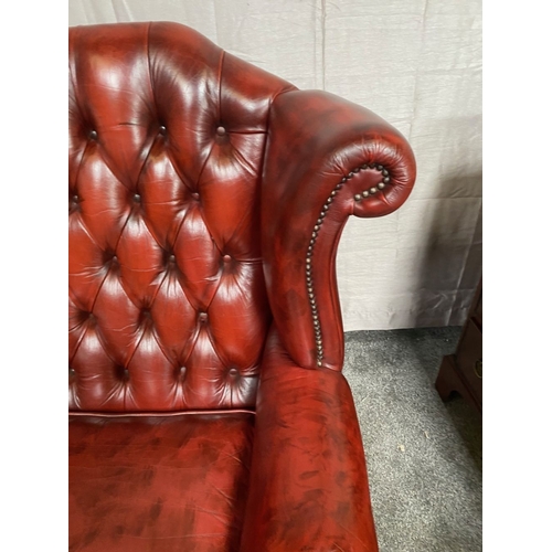 47 - A VERY GOOD QUALITY PAIR OF LEATHER WING BACK CHESTERFIELD STYLE ARMCHAIRS / LIBRARY CHAIRS, with ar... 