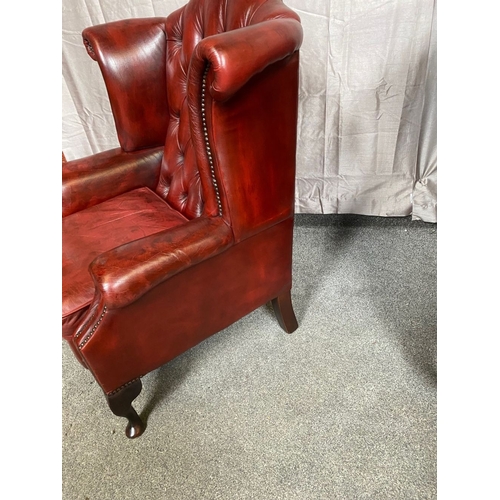 47 - A VERY GOOD QUALITY PAIR OF LEATHER WING BACK CHESTERFIELD STYLE ARMCHAIRS / LIBRARY CHAIRS, with ar... 