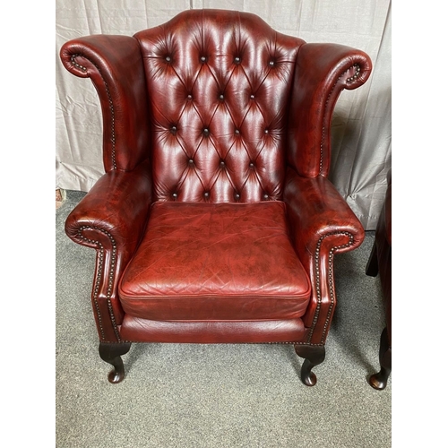 47 - A VERY GOOD QUALITY PAIR OF LEATHER WING BACK CHESTERFIELD STYLE ARMCHAIRS / LIBRARY CHAIRS, with ar... 