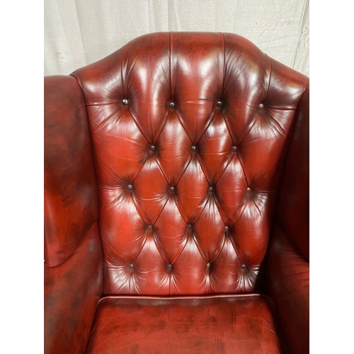 47 - A VERY GOOD QUALITY PAIR OF LEATHER WING BACK CHESTERFIELD STYLE ARMCHAIRS / LIBRARY CHAIRS, with ar... 