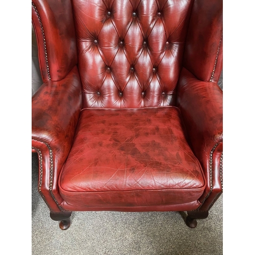 47 - A VERY GOOD QUALITY PAIR OF LEATHER WING BACK CHESTERFIELD STYLE ARMCHAIRS / LIBRARY CHAIRS, with ar... 