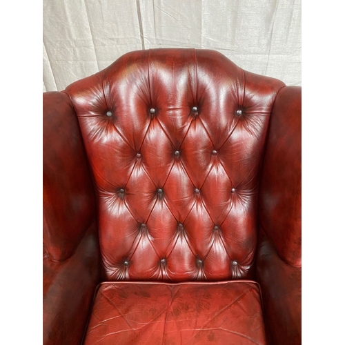 47 - A VERY GOOD QUALITY PAIR OF LEATHER WING BACK CHESTERFIELD STYLE ARMCHAIRS / LIBRARY CHAIRS, with ar... 