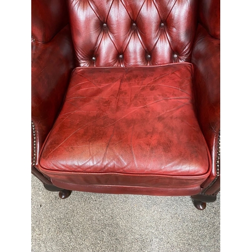 47 - A VERY GOOD QUALITY PAIR OF LEATHER WING BACK CHESTERFIELD STYLE ARMCHAIRS / LIBRARY CHAIRS, with ar... 