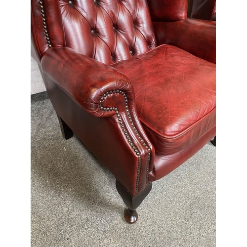 47 - A VERY GOOD QUALITY PAIR OF LEATHER WING BACK CHESTERFIELD STYLE ARMCHAIRS / LIBRARY CHAIRS, with ar... 