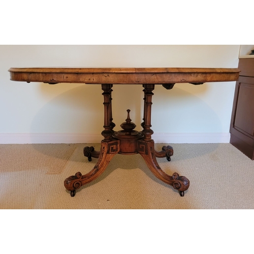 118 - A OVAL SHAPED WALNUT INLAID TIP UP TABLE, the oval top decorated with inlaid detail, with ‘tip-up’ m... 