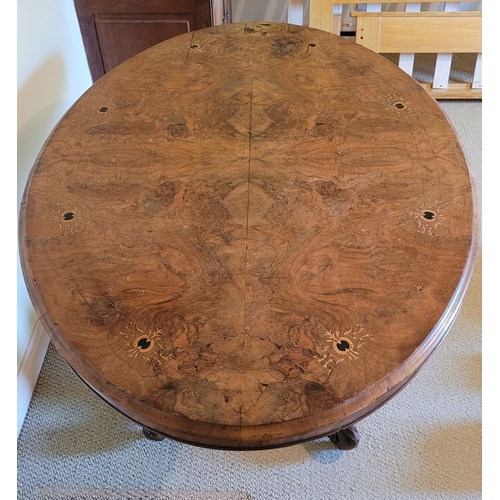 118 - A OVAL SHAPED WALNUT INLAID TIP UP TABLE, the oval top decorated with inlaid detail, with ‘tip-up’ m... 