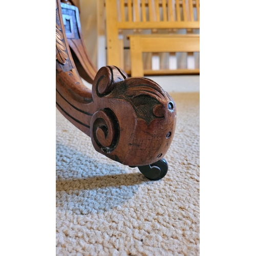 118 - A OVAL SHAPED WALNUT INLAID TIP UP TABLE, the oval top decorated with inlaid detail, with ‘tip-up’ m... 