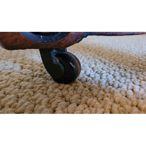 118 - A OVAL SHAPED WALNUT INLAID TIP UP TABLE, the oval top decorated with inlaid detail, with ‘tip-up’ m... 